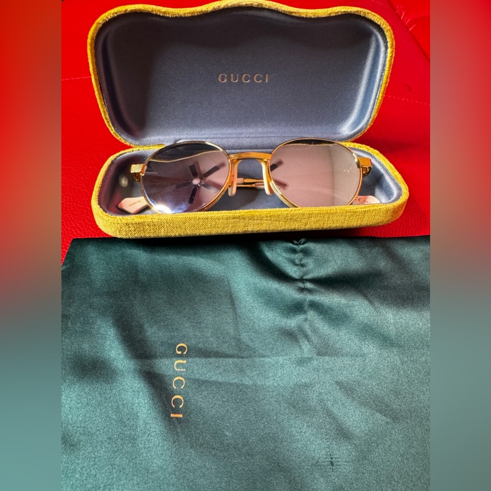 ***UNISEX*** Gucci Sunglasses only Worn once asking $250 OBO still in box